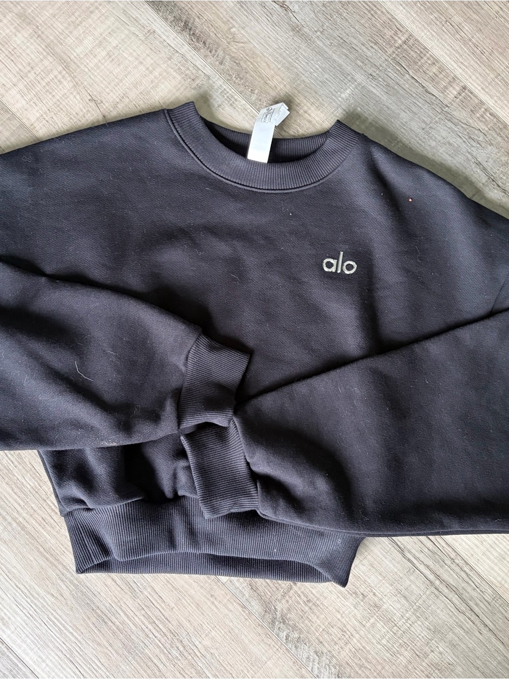 ALO Yoga women’s Black Cropped Pullover
